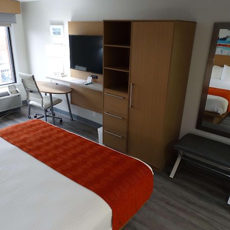Best Western Plus Executive Hotel Richmond Dumbarton Экстерьер фото