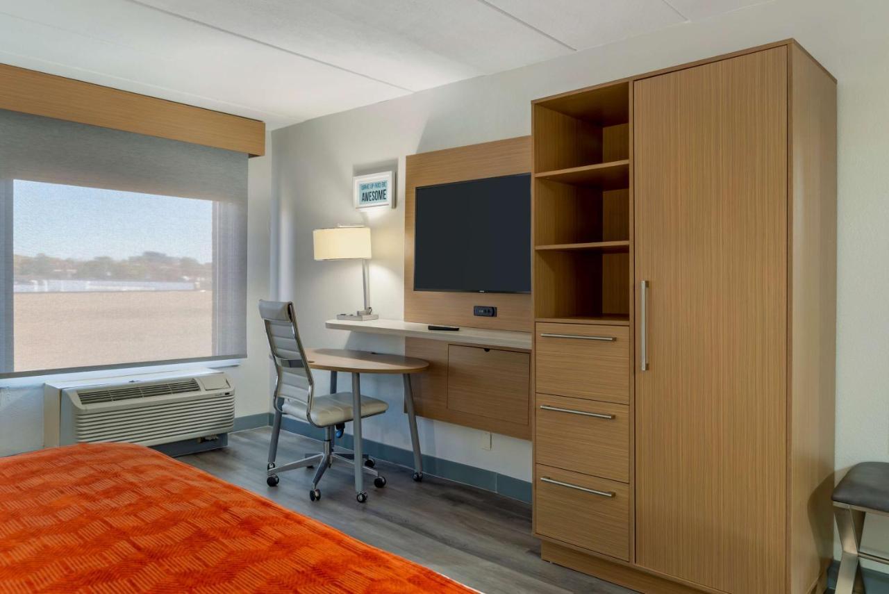 Best Western Plus Executive Hotel Richmond Dumbarton Экстерьер фото
