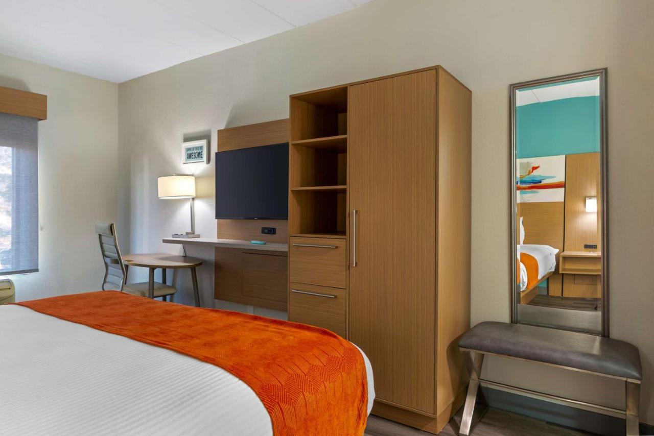 Best Western Plus Executive Hotel Richmond Dumbarton Экстерьер фото