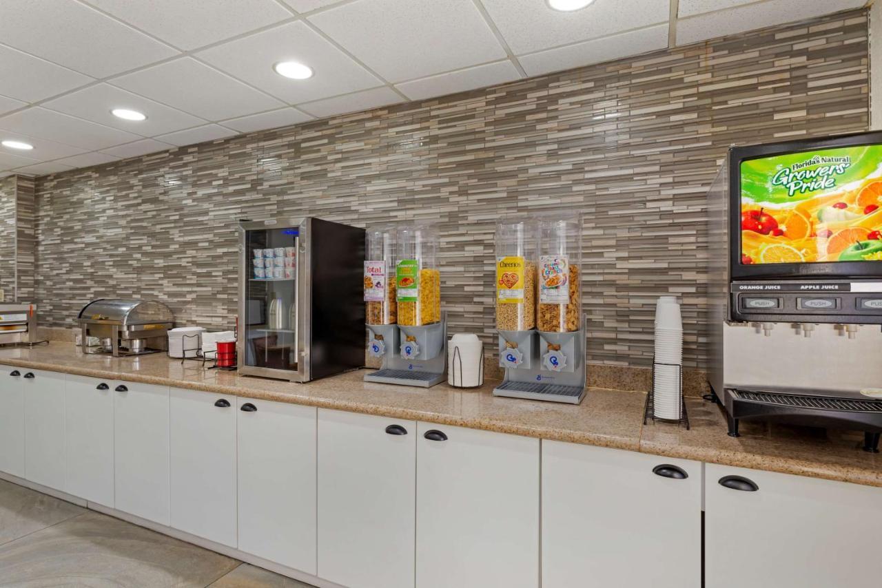 Best Western Plus Executive Hotel Richmond Dumbarton Экстерьер фото